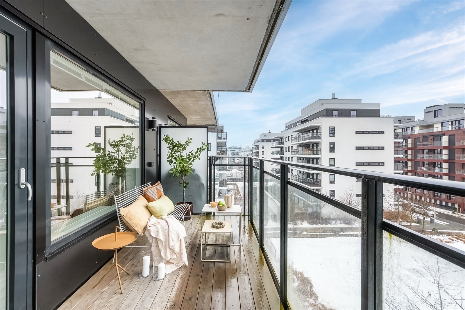 Overbygget balkong gir en lun og hyggelig atmosfære, og er en fin forlengelse av stuen på sommerstid. Galleribilde