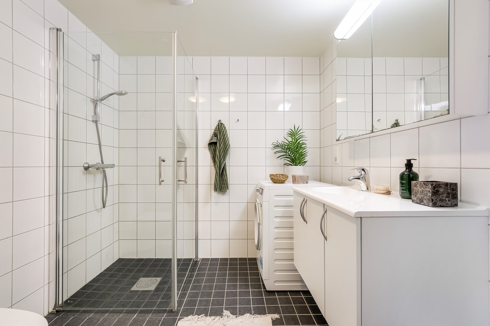 Pent flislagt bad av god størrelse med plass til det man trenger i hverdagen. Galleribilde