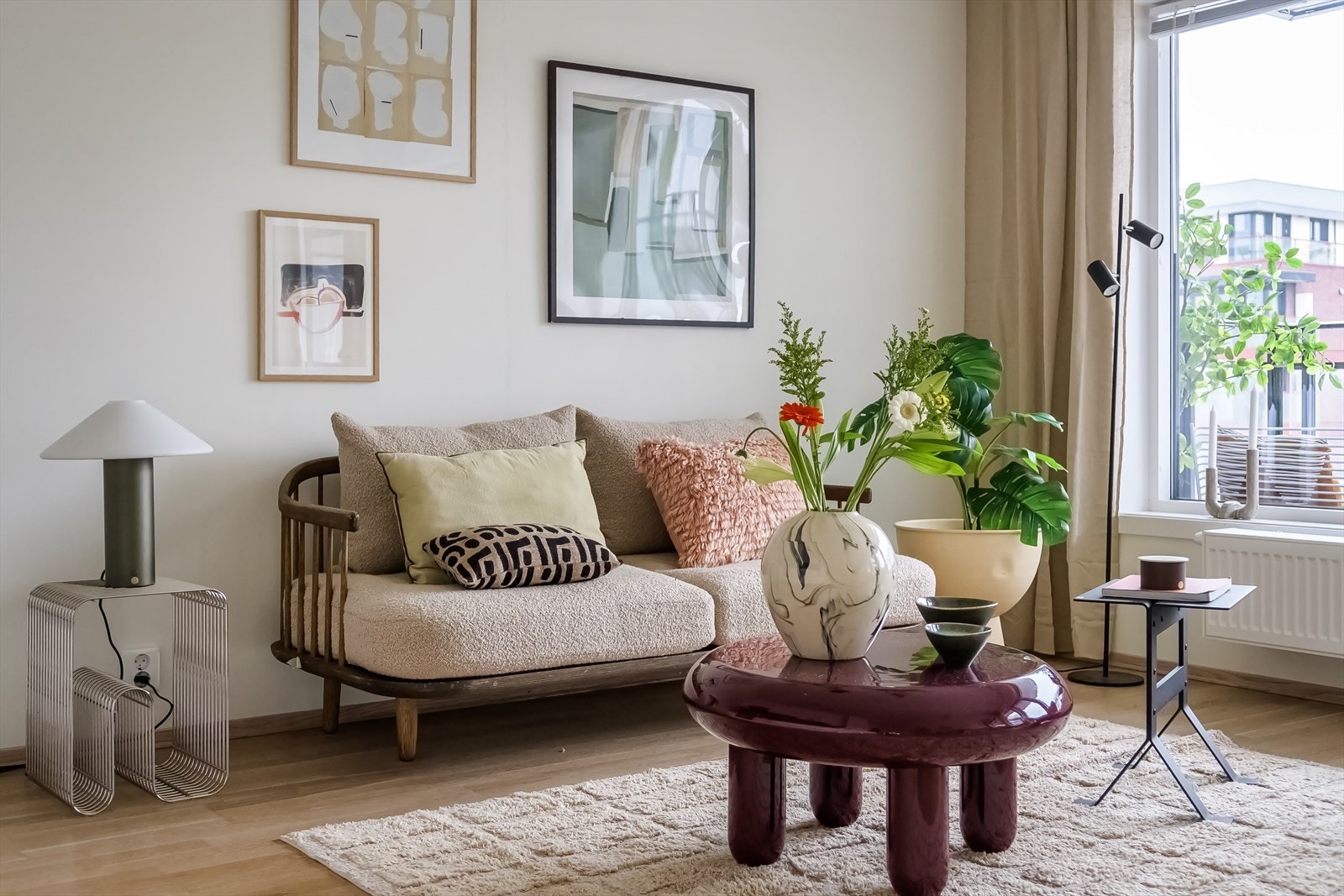 I stue er det god plass til en sofakrok. Lyse overflater gjør det enkelt å innrede. Galleribilde