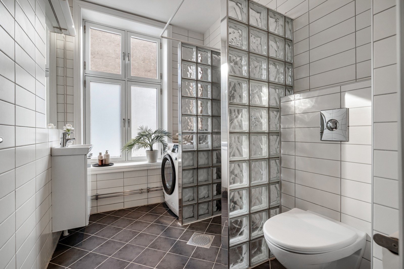 Leilighetens bad/vaskerom er flislagt og har elektrisk gulvvarme Galleribilde