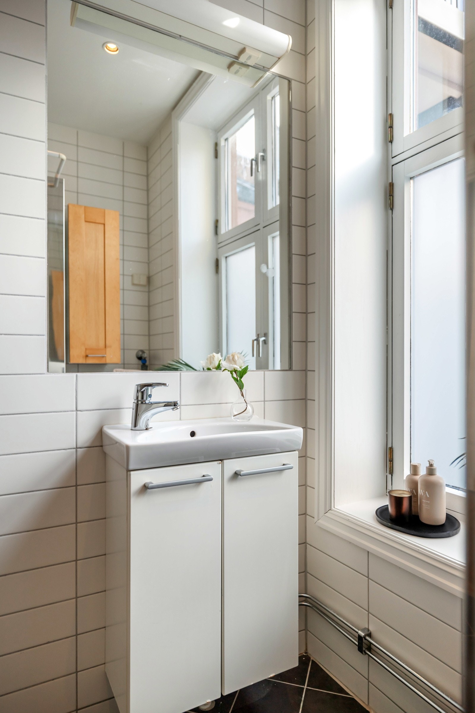 Badet er innredet med nedfelt servant, veggmontert toalett og dusjnisje - Det er også opplegg for vaskemaskin (Vaskemaskin medfølger ikke i handelen). Galleribilde