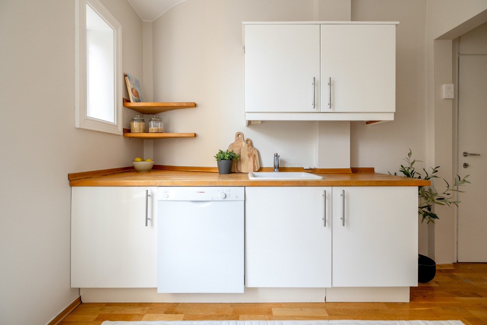 Oppvaskmaskin er plassert i innredningen - videre er det plass til frittstående komfyr og kjøleskap Galleribilde