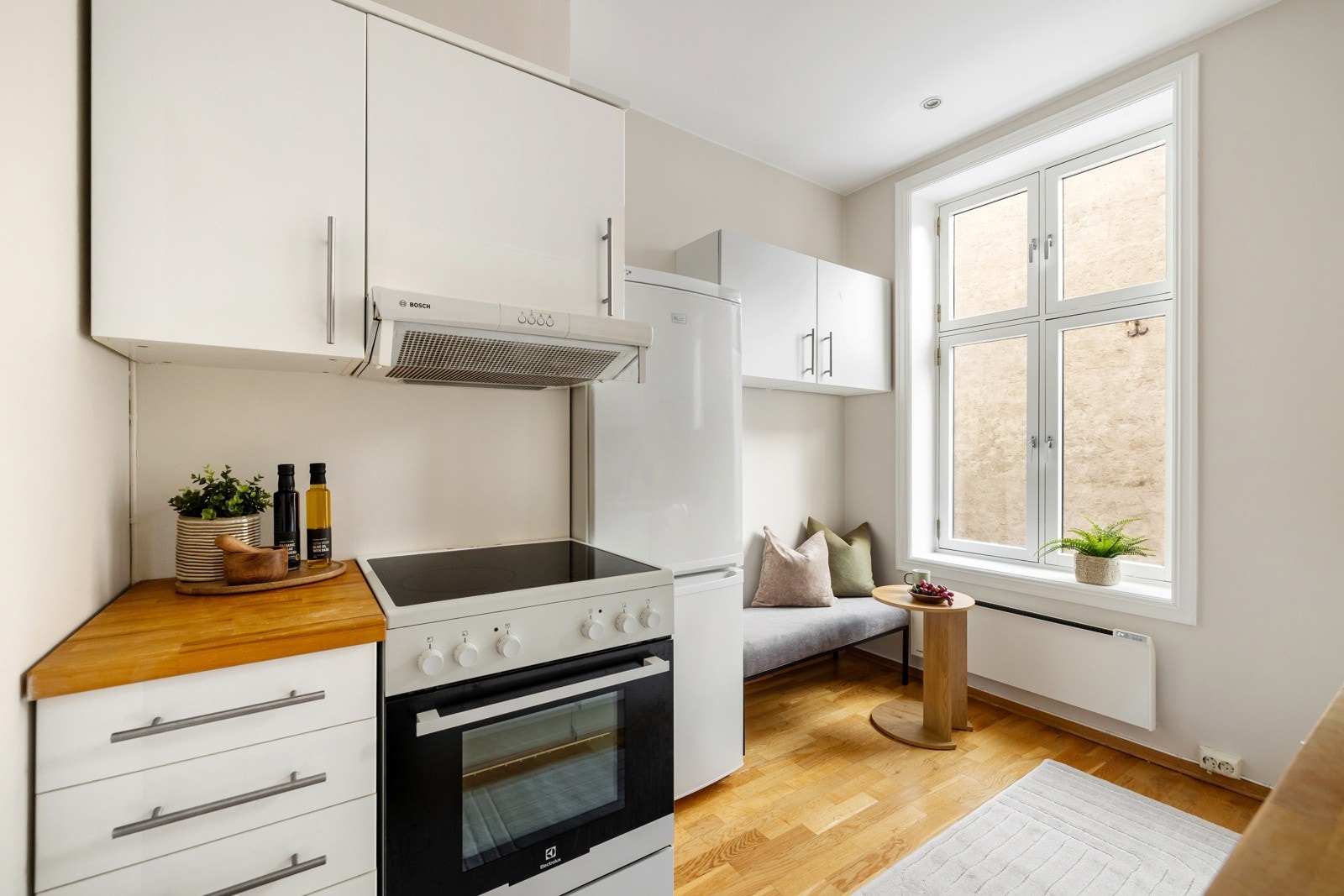 Her er det mulighet for en hyggelig, liten spisekrok ved vinduet Galleribilde