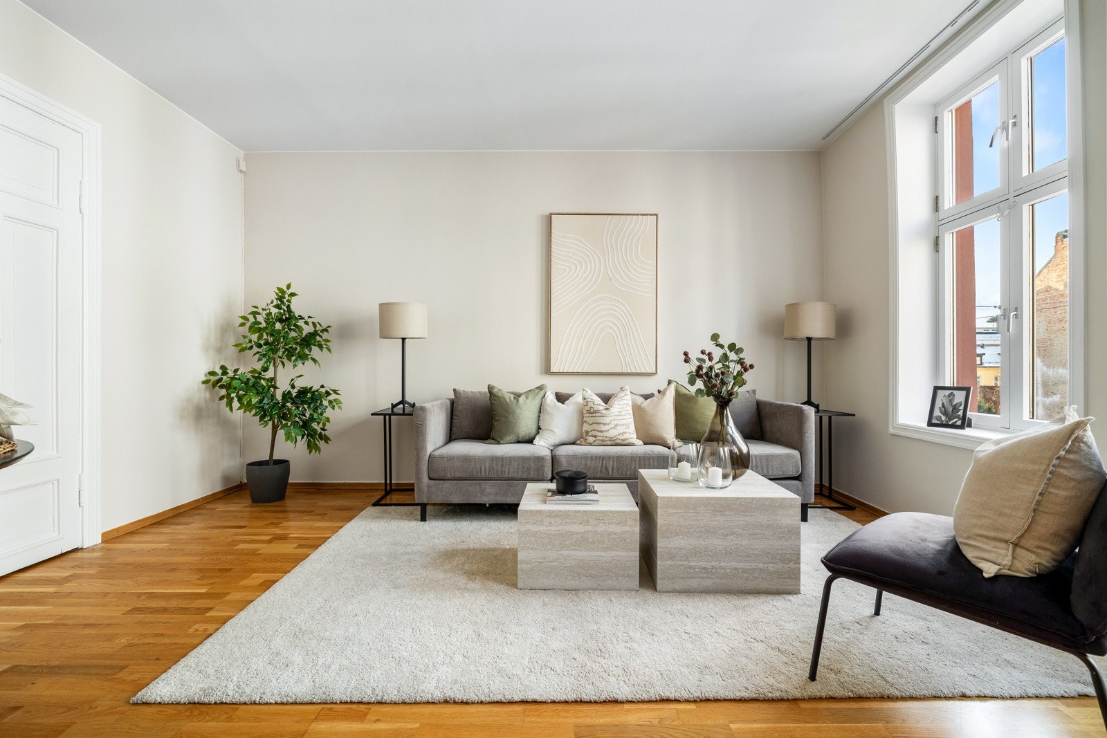 Leiligheten har en trivelig stue med flere møbleringsmuligheter Galleribilde