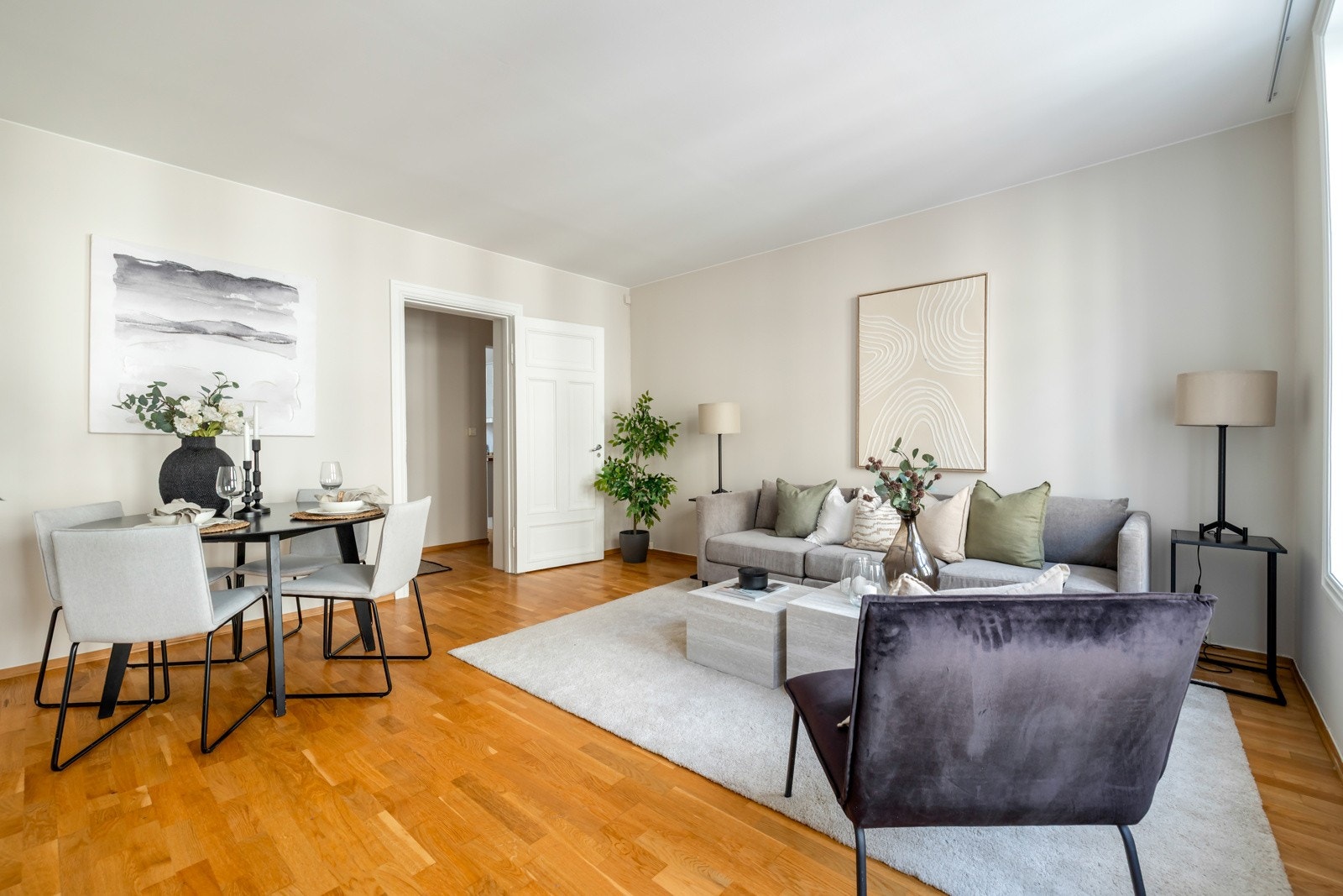 Her er det god plass til både spisebord og sofaløsning med tilhørende møblement Galleribilde