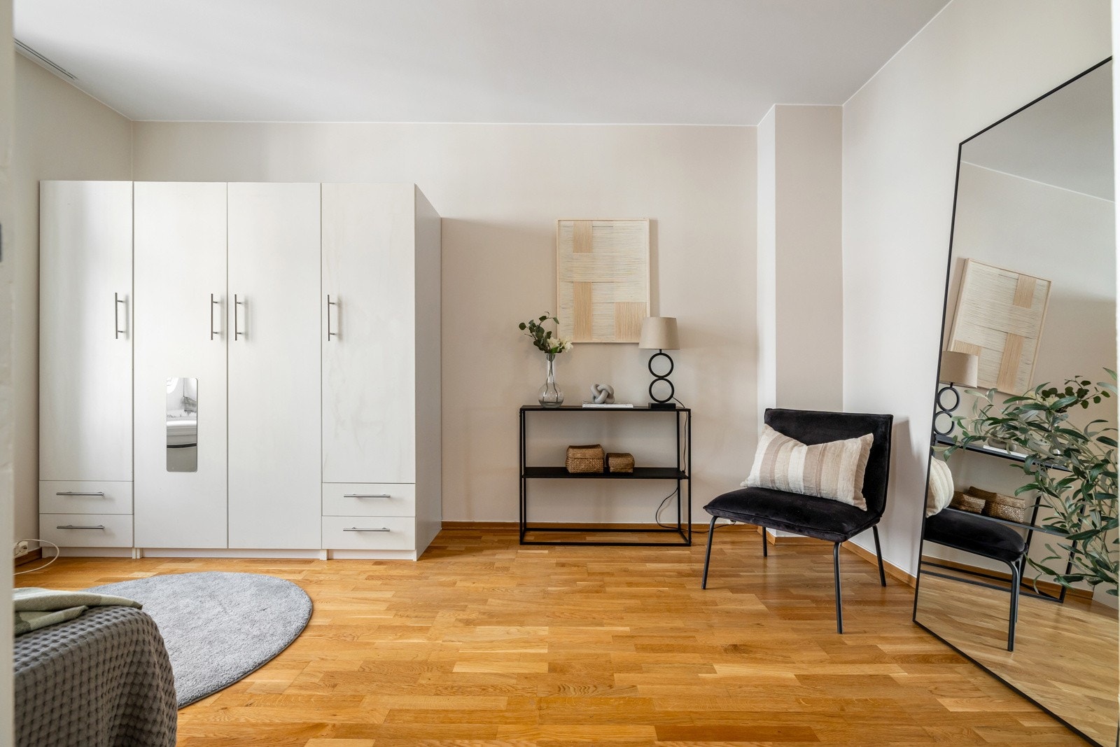 Rommet er stort og har plass til seng, garderobeskap og diverse møblement Galleribilde