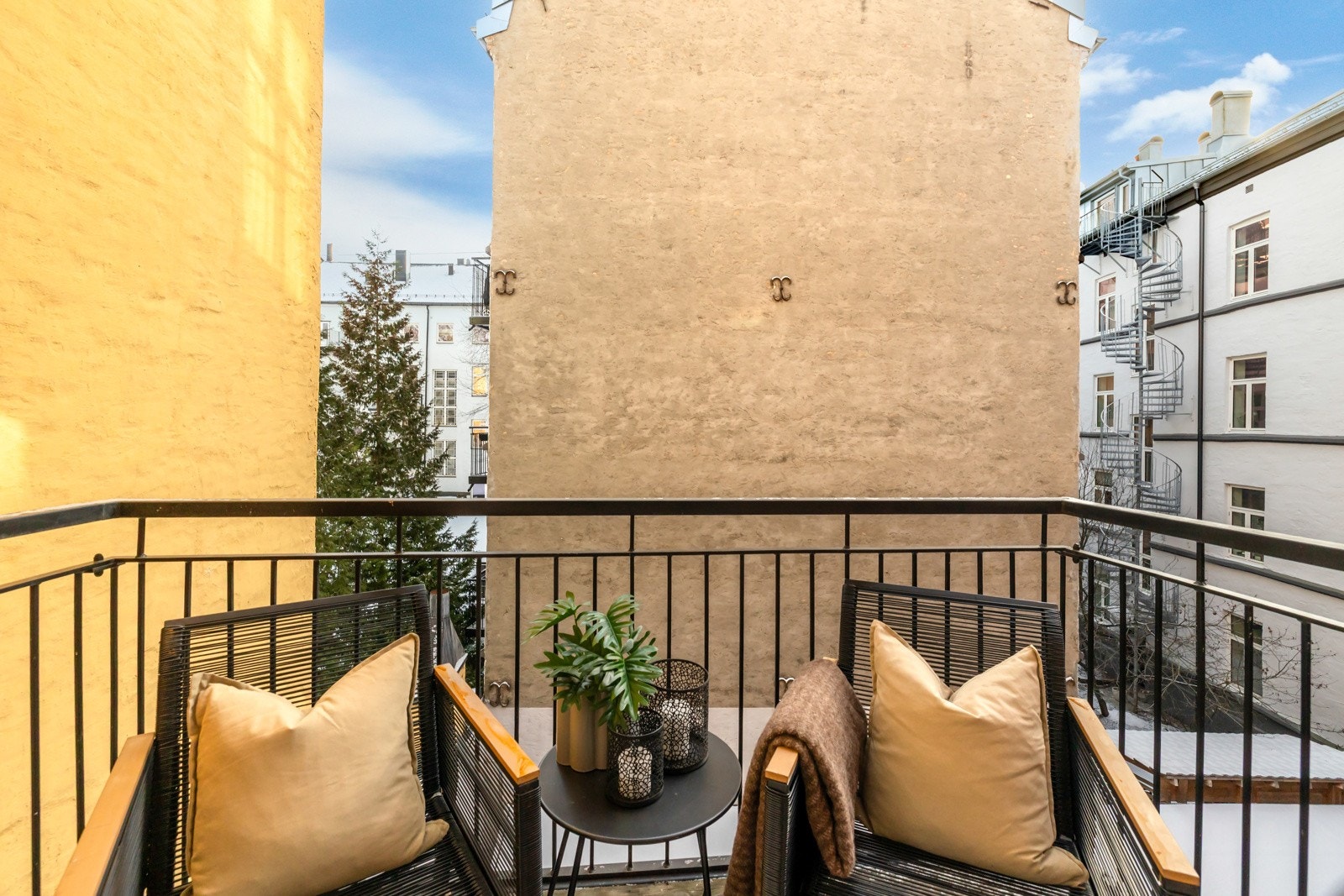 Balkongen er nordøst-vendt og på ca. 4 kvm - Her er det plass til diverse utemøblement Galleribilde