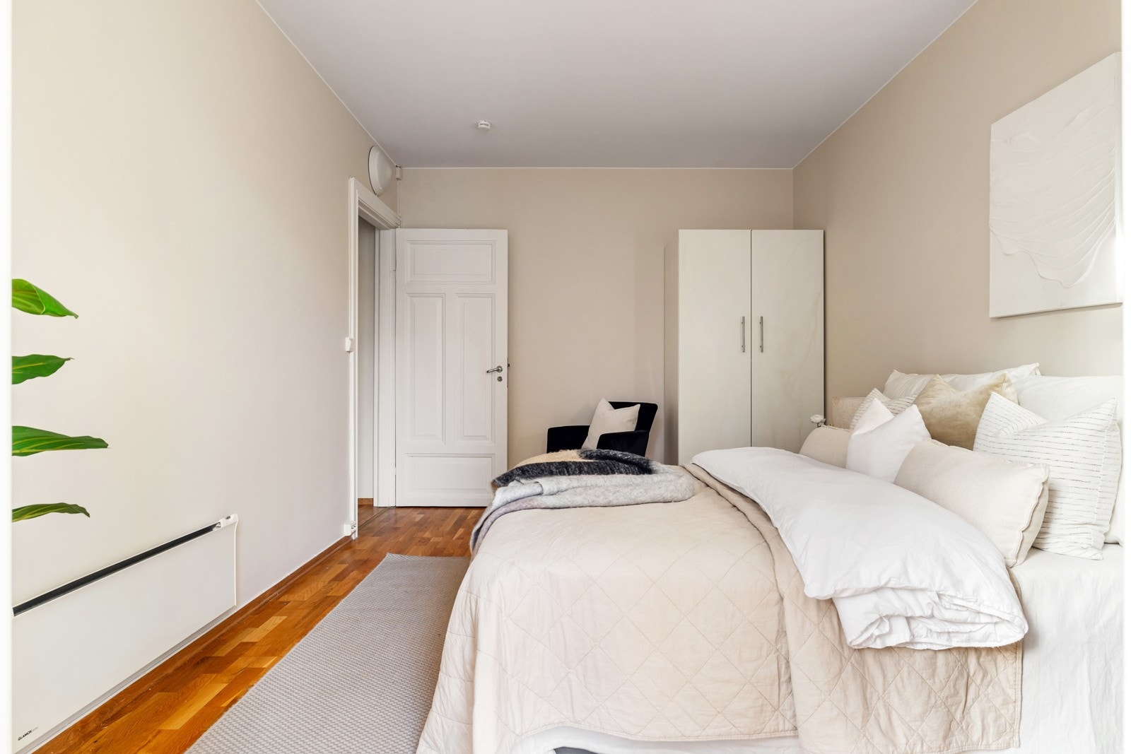 Hovedsoverommet er romslig og har plass til dobbeltseng og garderobeskap Galleribilde