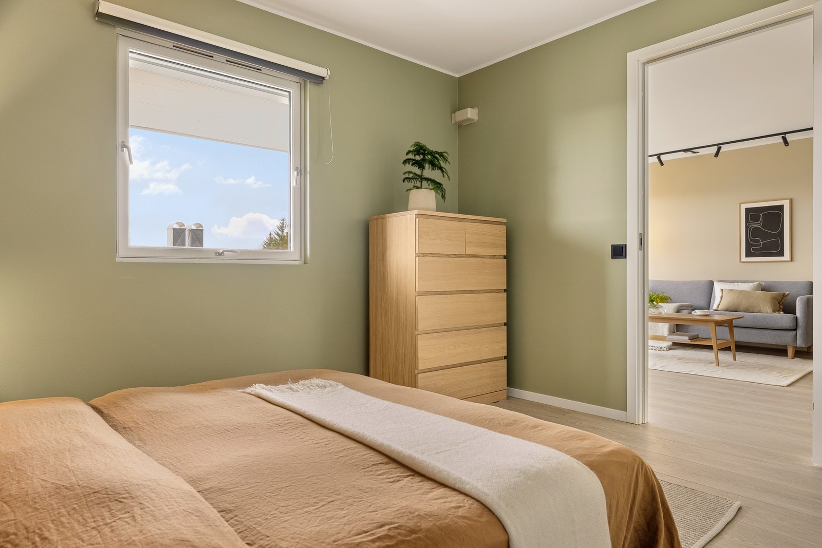 Her er det god plass til en stor seng med nattbord på hver side og garderobeskap for oppbevaring. Galleribilde