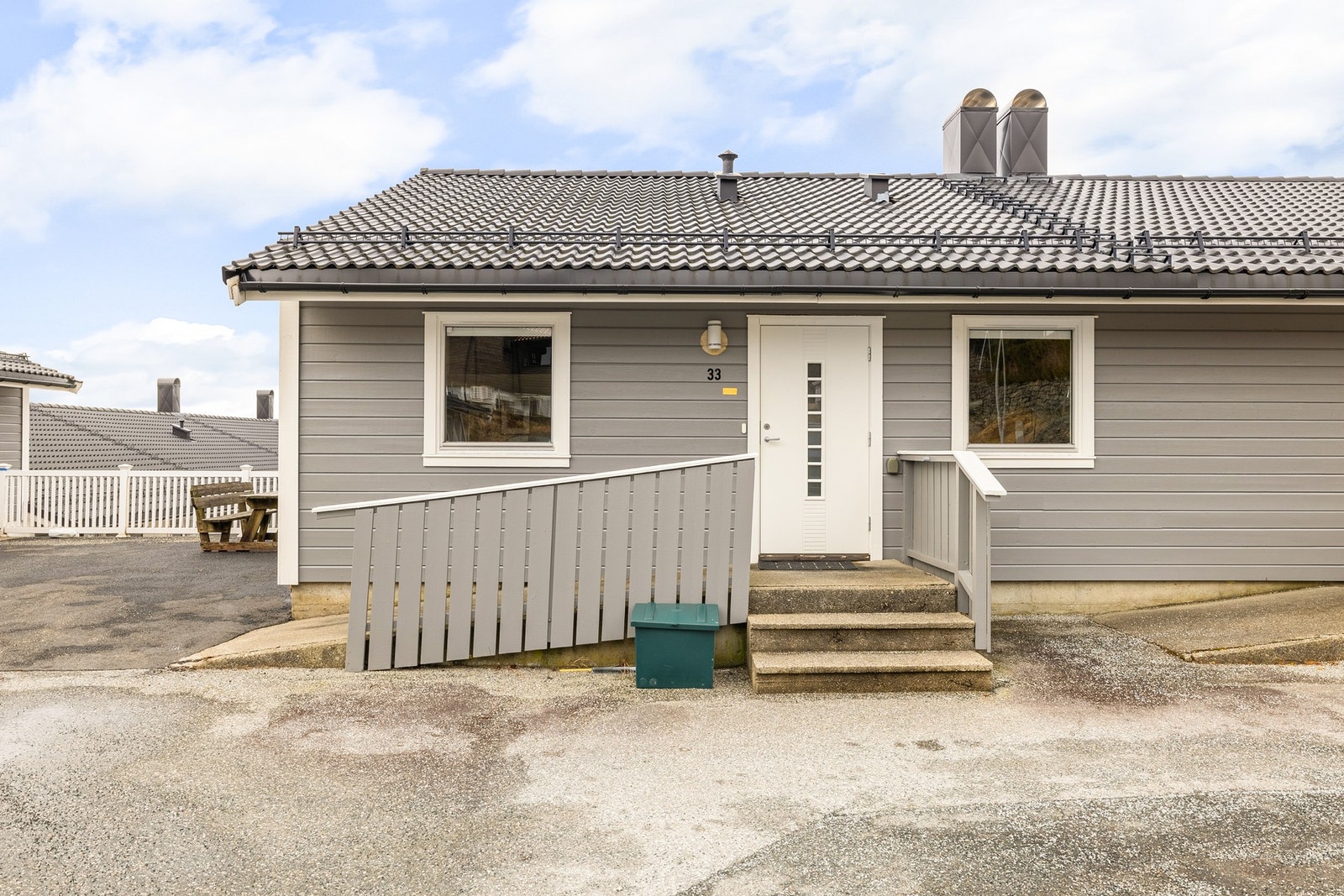 Inngangspartiet er pent opparbeidet og har også trappefri adkomst. Galleribilde