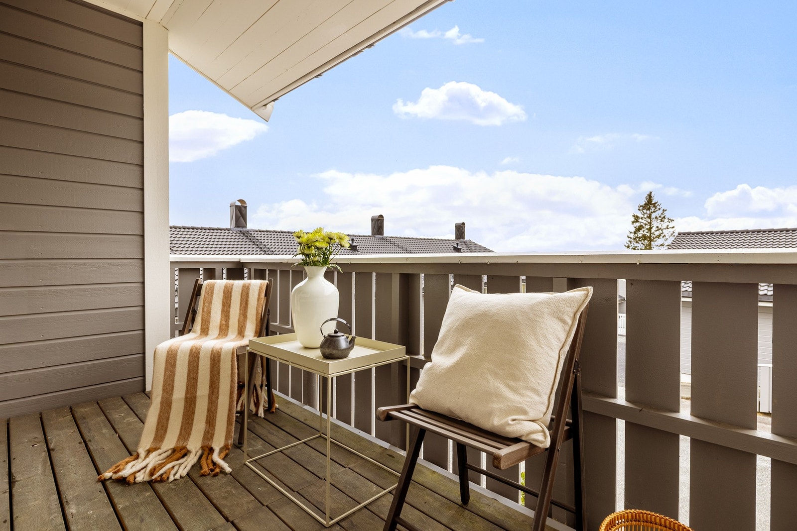 Leiligheten har også en balkong som måles til 5,9 kvm. med gode soolforhold på ettermiddagstid. Galleribilde