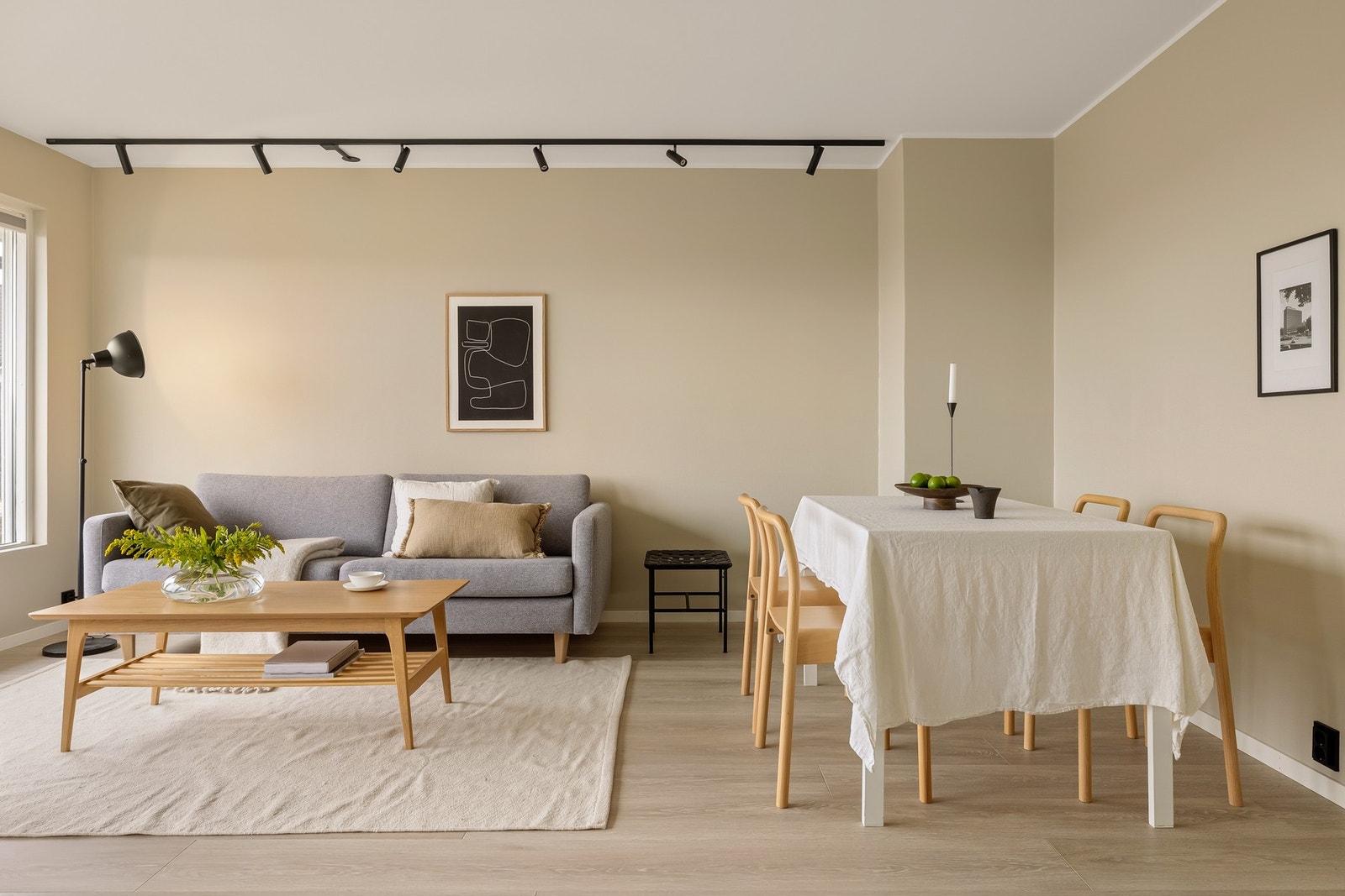 Det er dermed god plass til den favoriserte sofakroken og et spisebord. Galleribilde