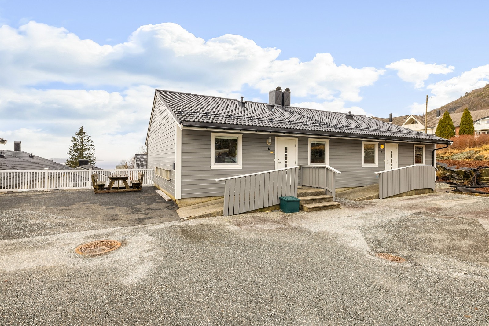 Leiligheten har fast parkeringsplass like utenfor inngangspartiet, hvor det også er installert el-bil lader. Galleribilde