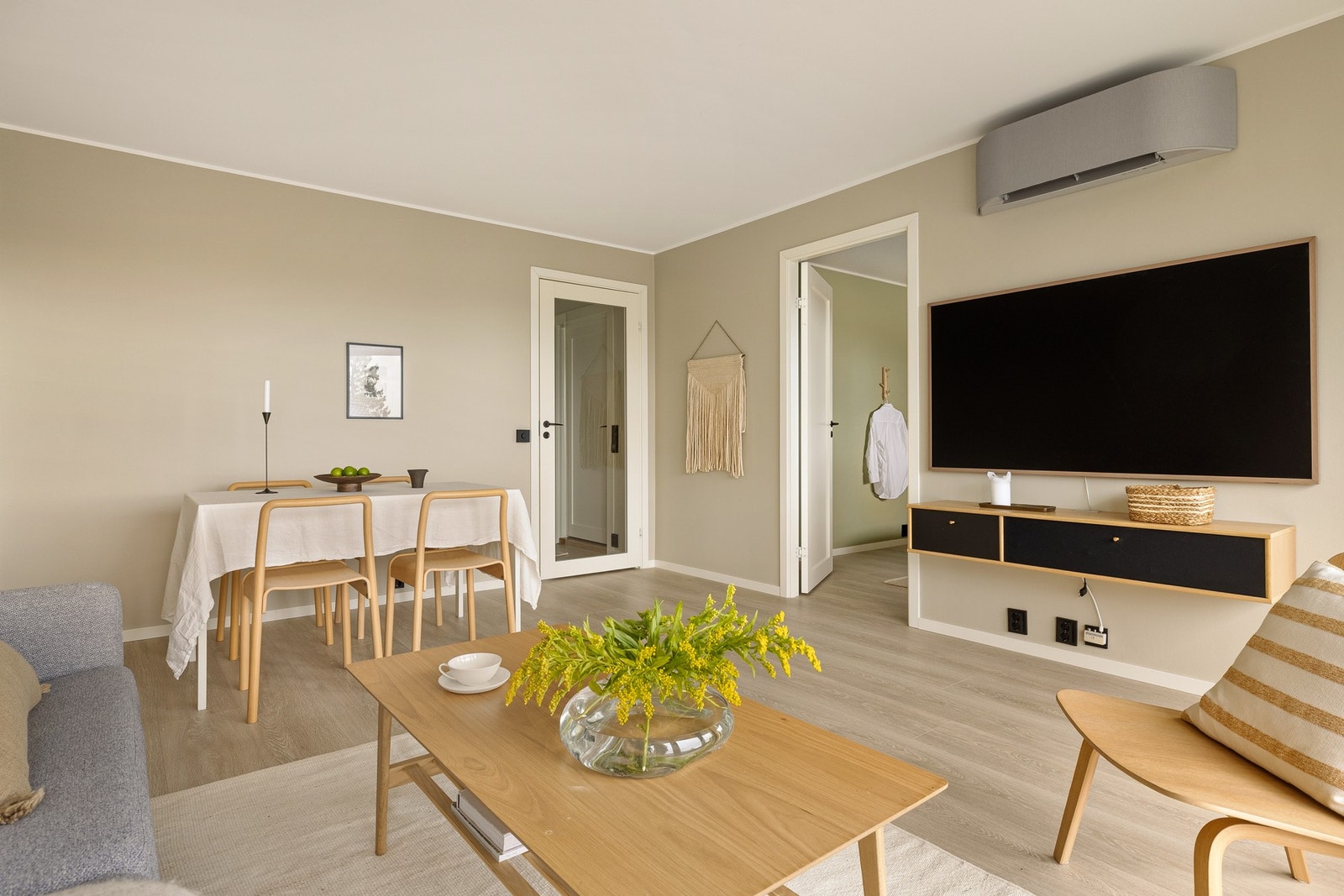 Her er det også varmepumpe og utvendig solskjerming på vinduene. Galleribilde