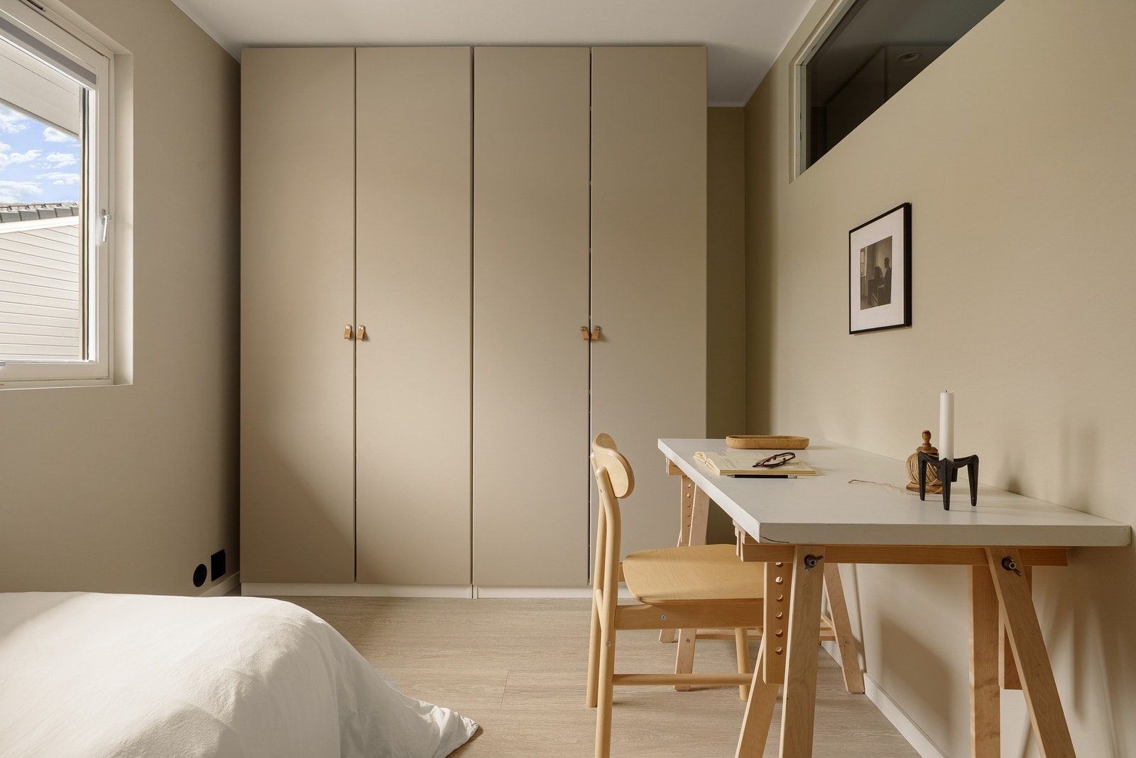 Rommet er utstyrt med en stor og praktisk garderobe for oppbevaring. Galleribilde