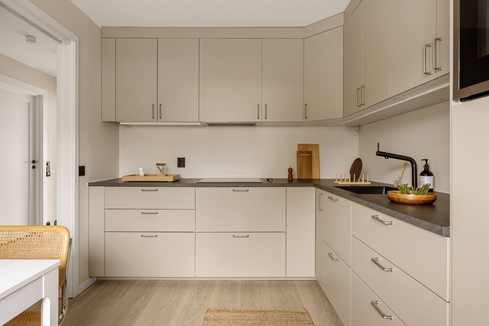 Kjøkkenet måles til 9,2 kvm. og er pusset opp i 2023. Innredningen er levert av IKEA og består av slette fronter med benkeplate av laminat. Galleribilde