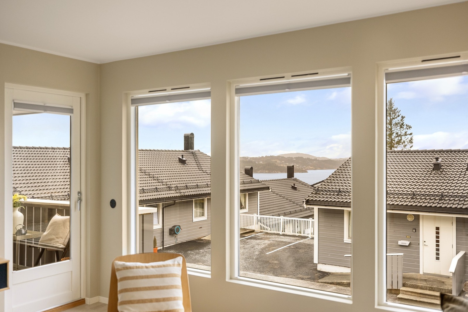 Sjøgløtt fra stuevinduet. Galleribilde