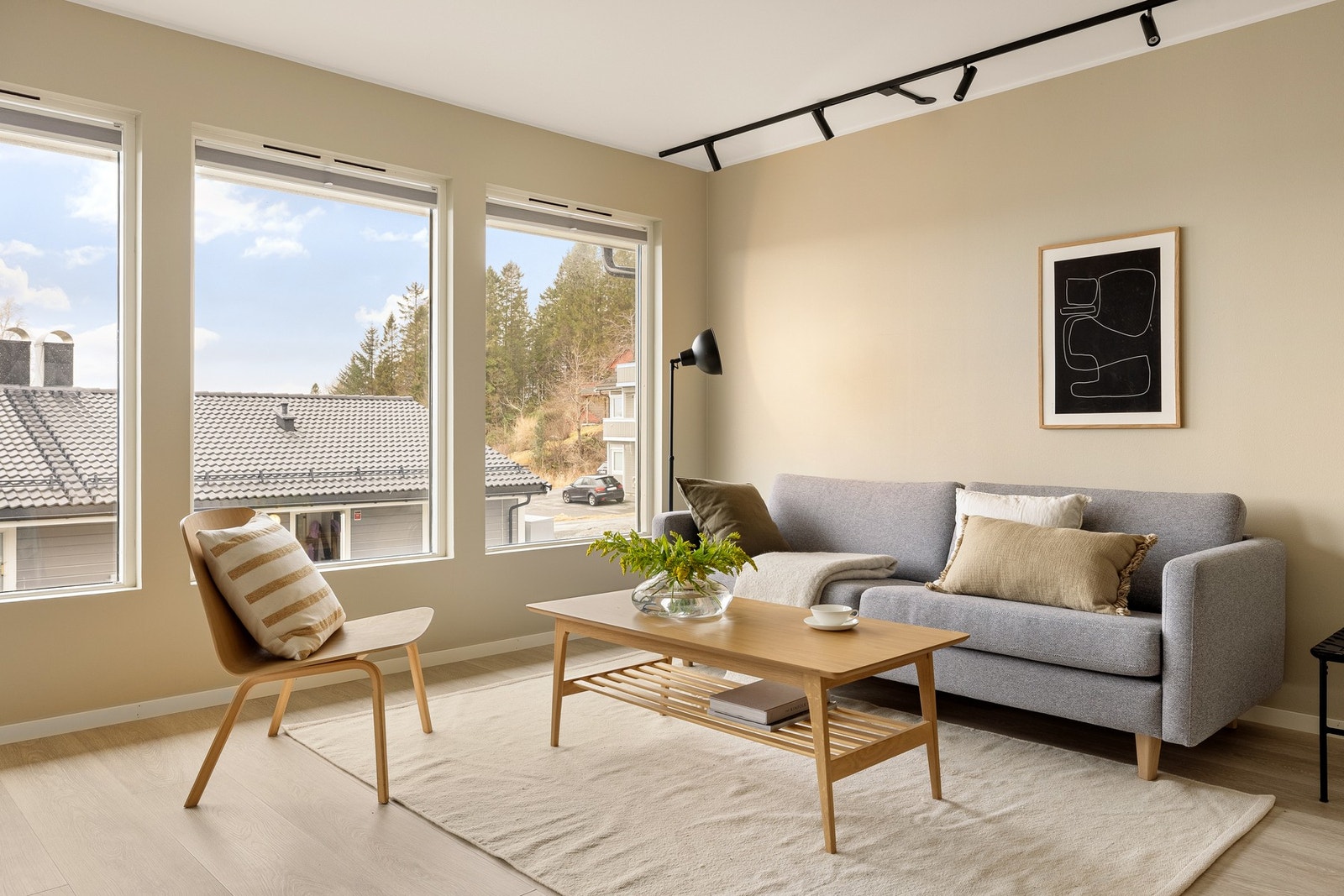 Stuen måles til 20,1 og har store vindusflater som slipper inn godt med naturlig lys. Galleribilde