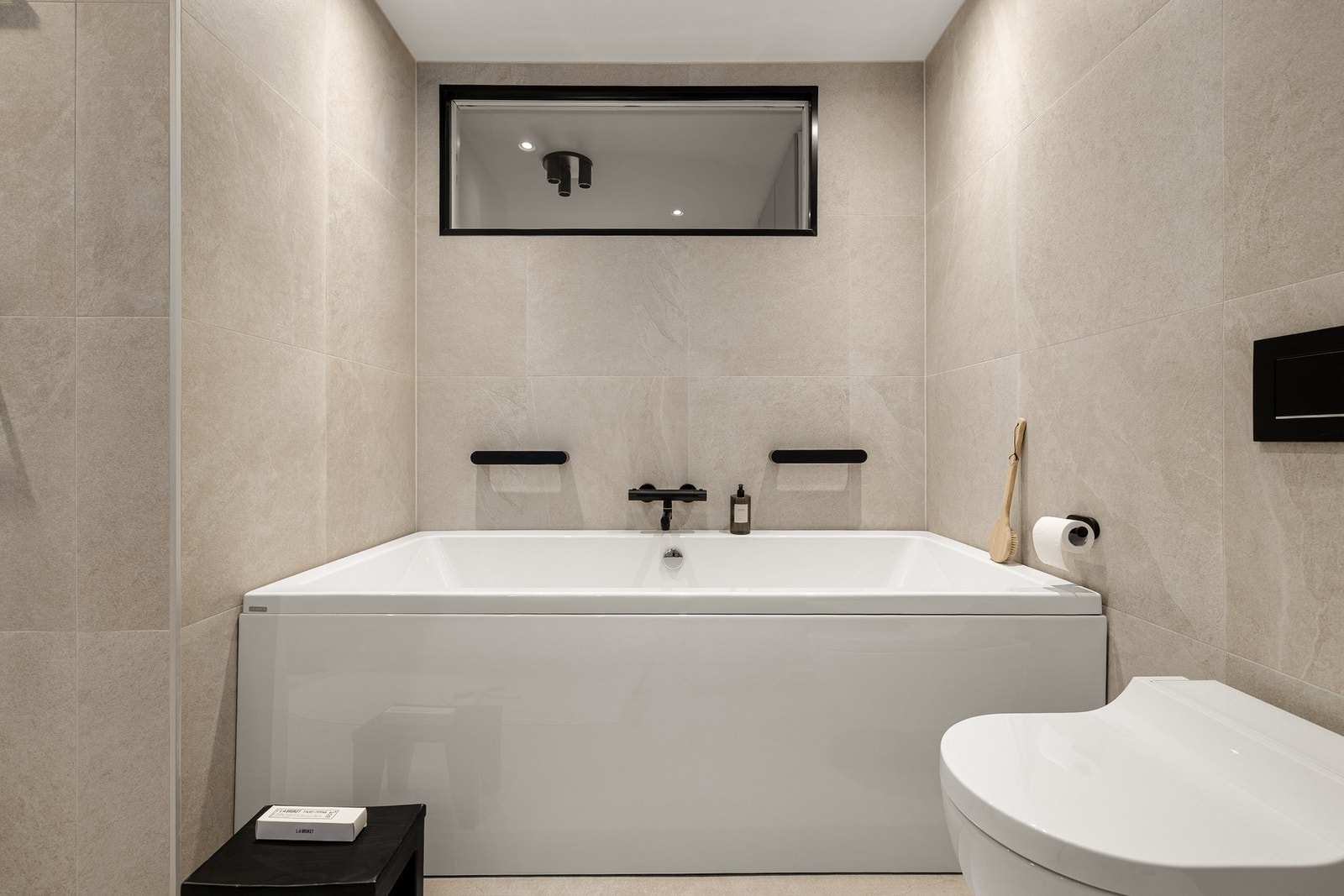 Her er det helfliset med malt gipstak og innfelte spotter, og underliggende varmekabler. Galleribilde