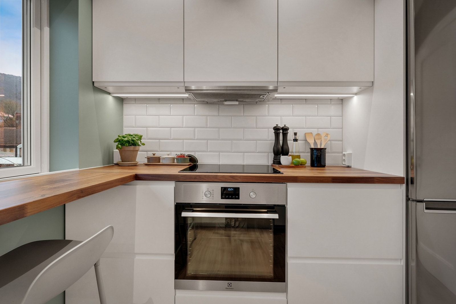 Kjøkkenet er fra IKEA og hvitevarer fra Elkjøp. Galleribilde