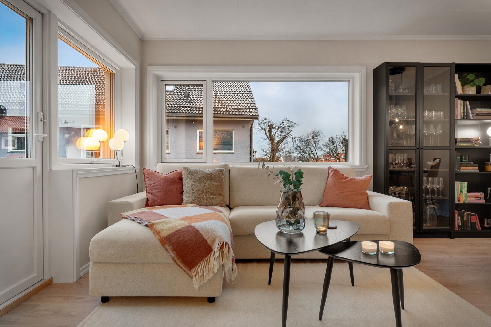 Stuen har masse naturlig lysinnslipp fra de store vinduene. Galleribilde