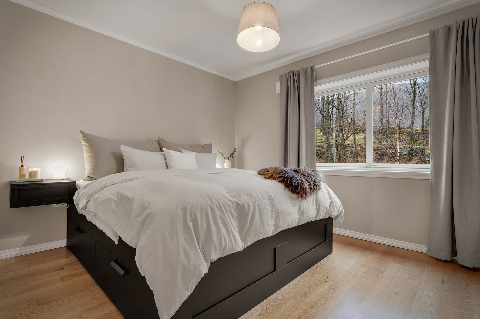 Her har man god plass til både seng, nattbord og stor garderobe. Galleribilde