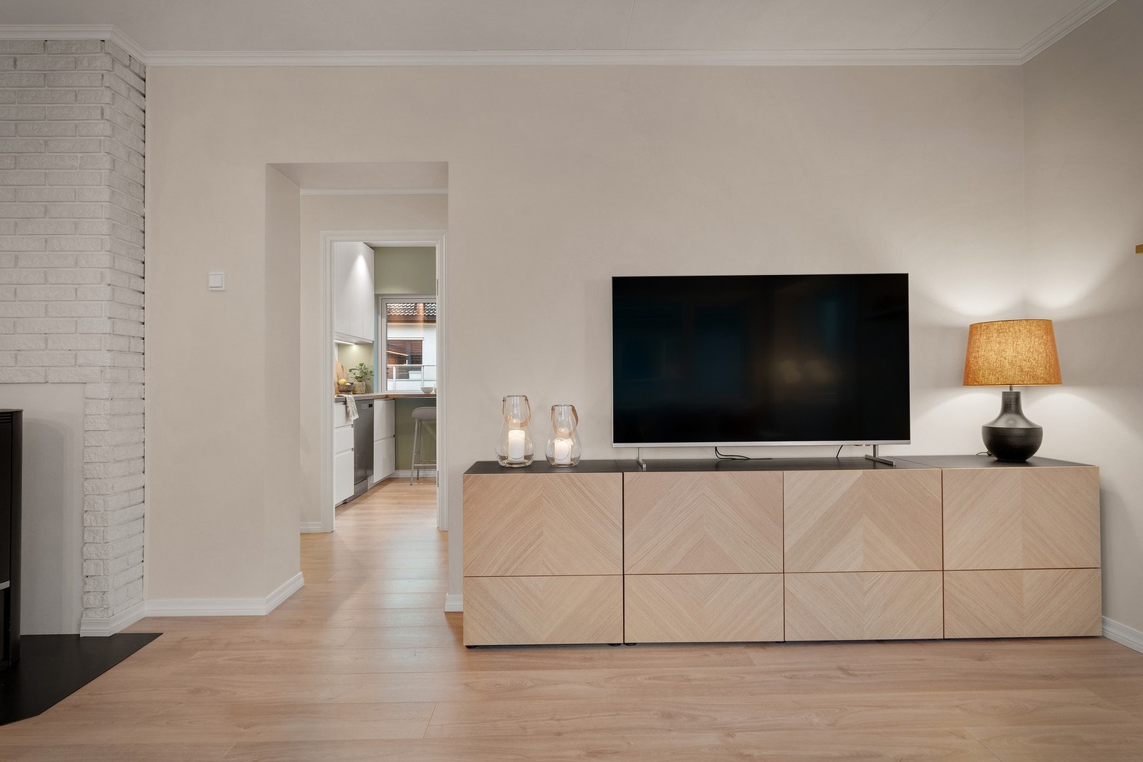 Stuen har naturlige soner for sofagruppe, tv-benk og spisebord, som gjør det enkelt å innrede. Galleribilde