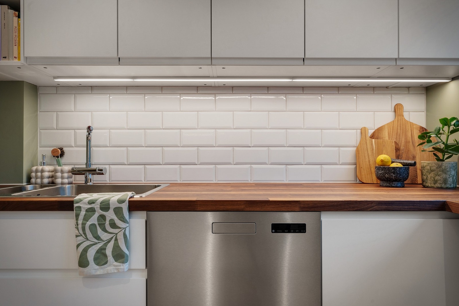 Hvitevarer som følger med: platetopp, stekeovn, oppvaskmaskin, kjøleskap og ventilator. Galleribilde