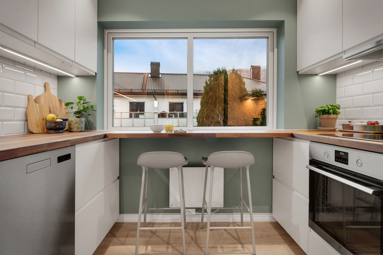 Koselig spiseplass med vinudet, hvor du kan nyte maten din. Galleribilde