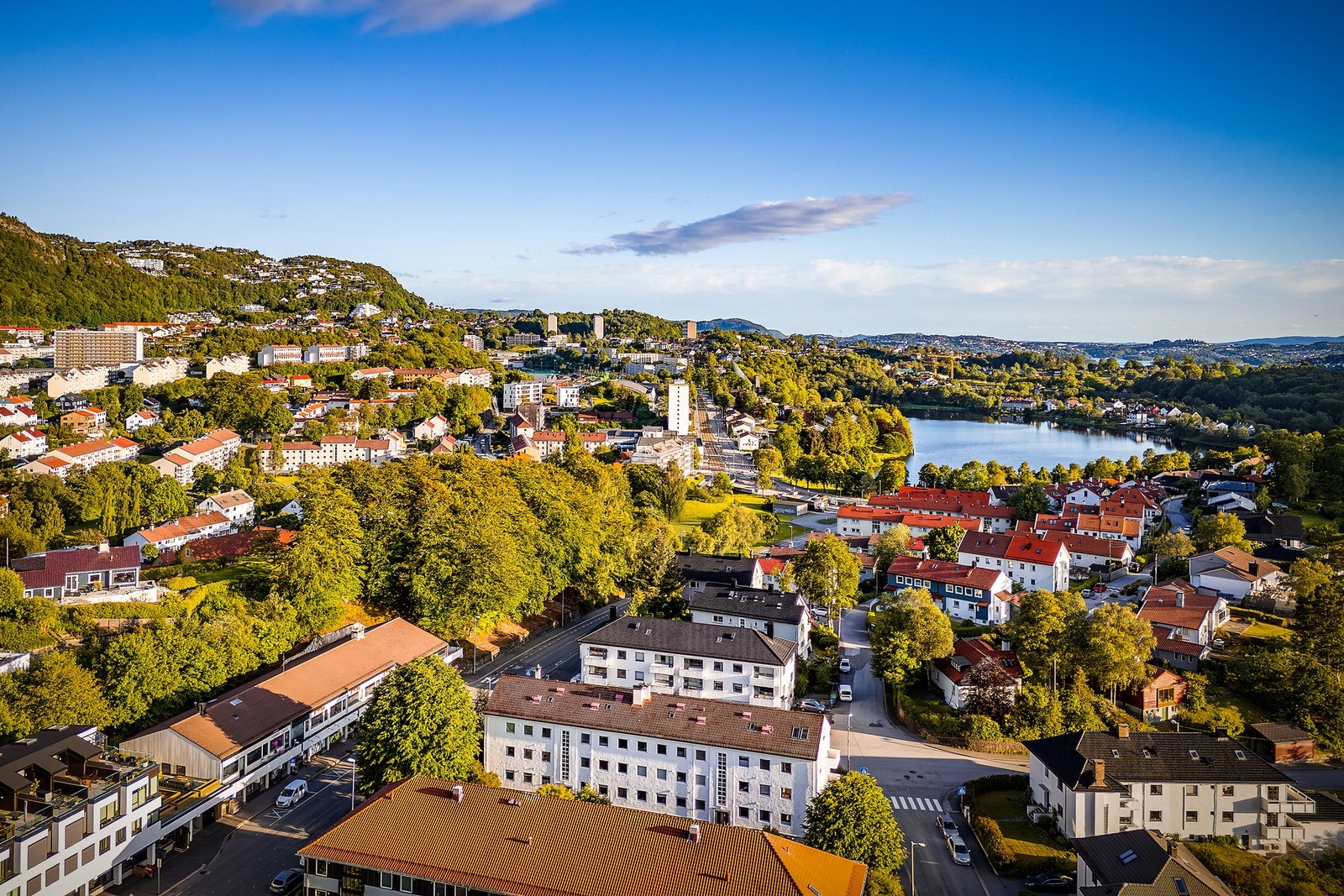 Både skoler, barnehager og dagligvare i kort gåavstand. Galleribilde