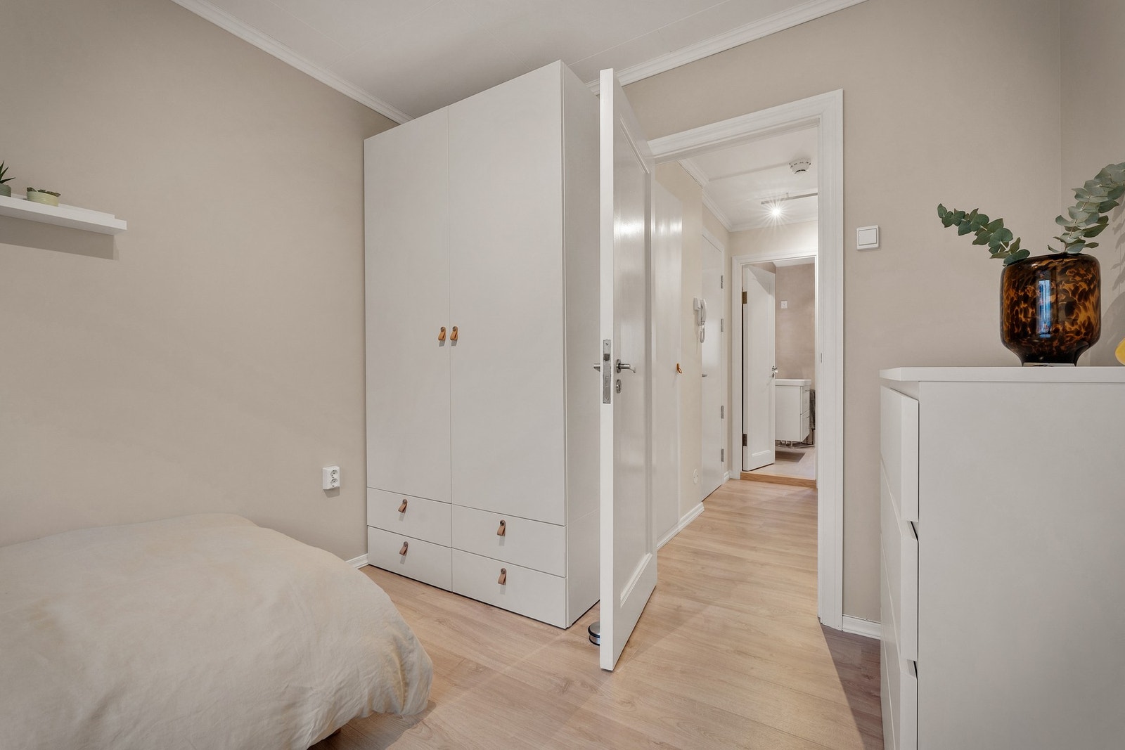 Følger med en praktisk garderobe til soverommet. Galleribilde