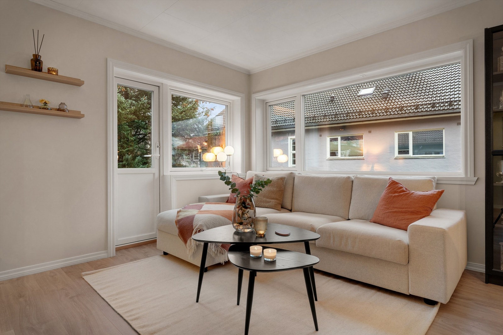 Stuen har mye naturlig lys inn fra flere kanter. Galleribilde