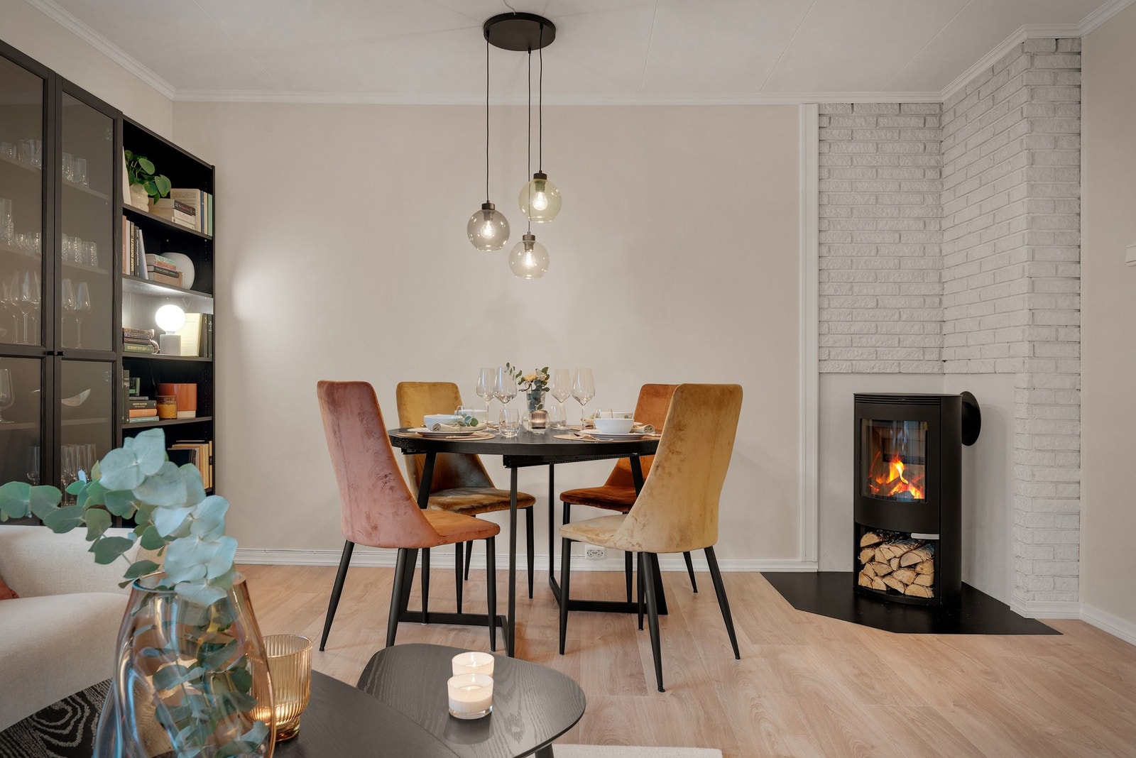 Boligen har en stor og flott stue. Her har du en nydelig peis til kalde dager. Galleribilde