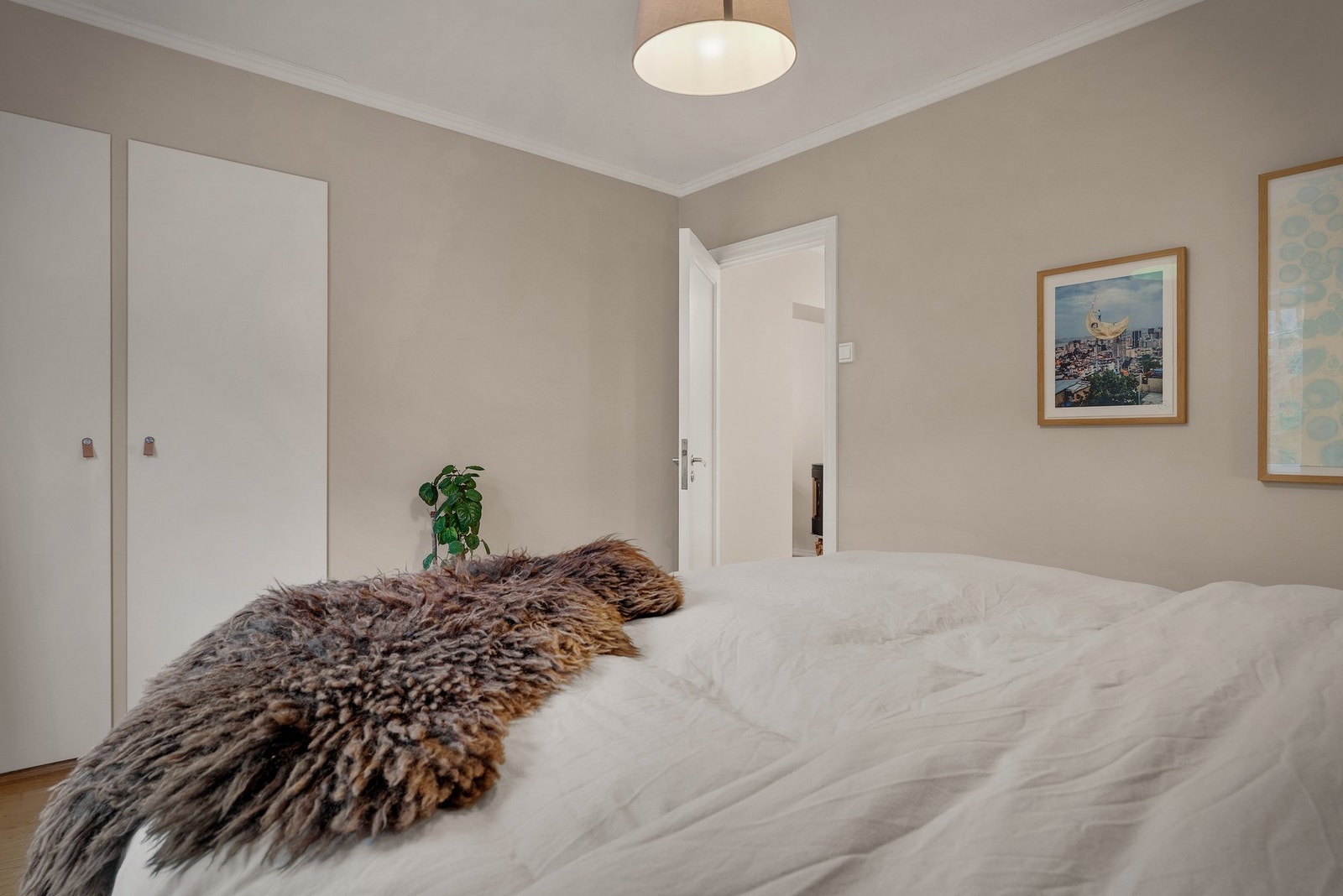 Integrert garderobe på soverommet. Galleribilde