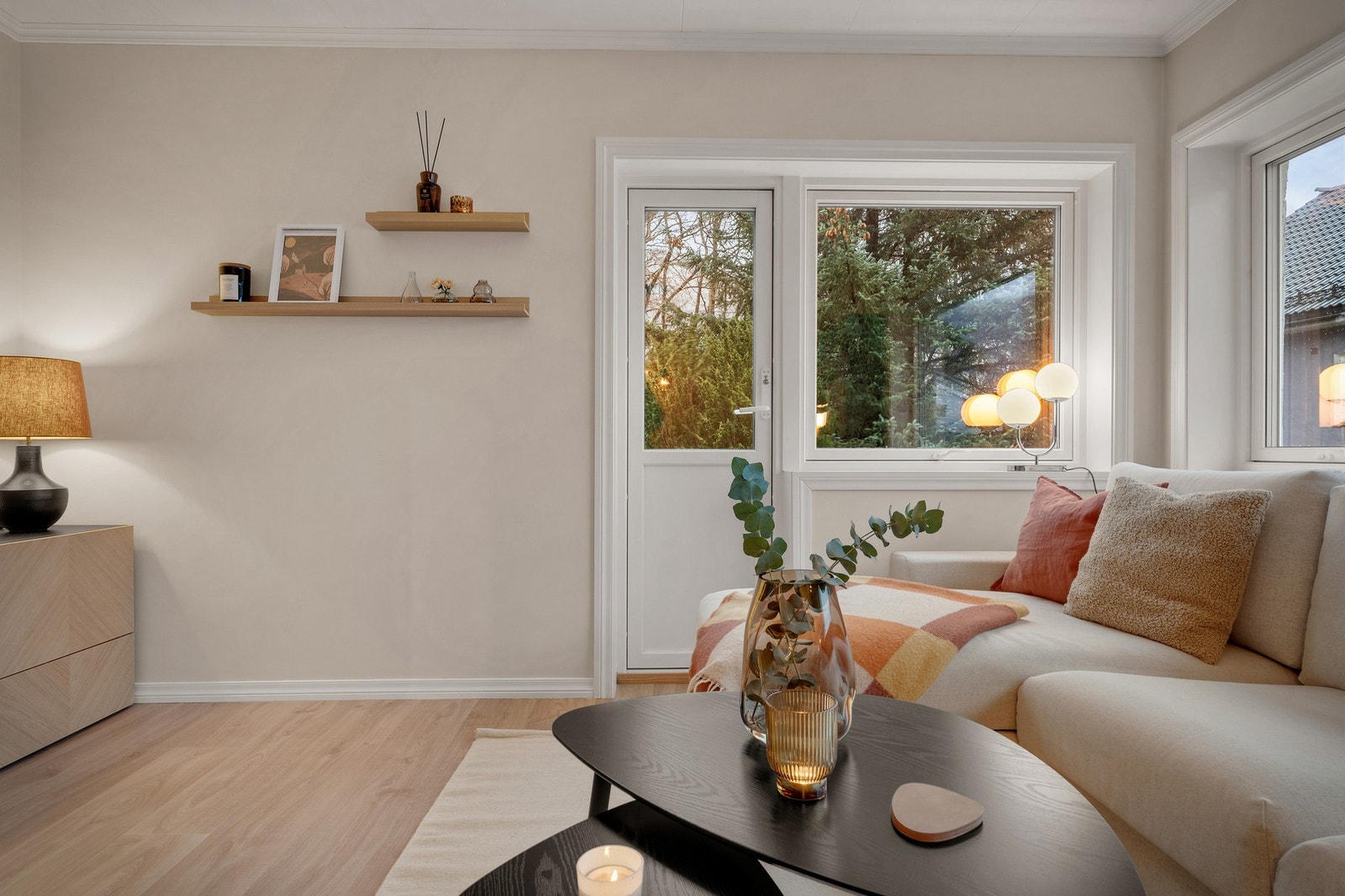 Fra stuen er det utgang til en koselig uteplass. Galleribilde