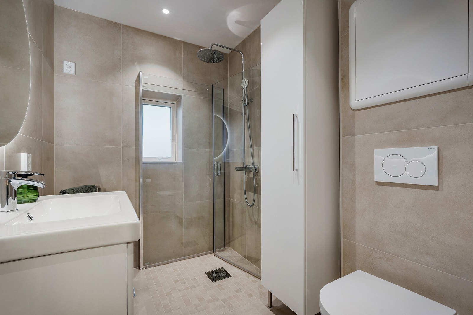 Det er lagt opp til vaskemaskin på badet, men selger bruker idag vaskekjelleren og har egen maskin der. Galleribilde