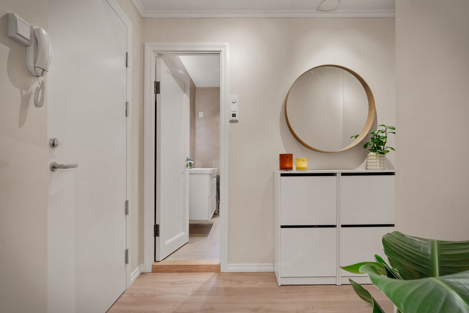 Laminatgulv gjengående i hele boligen bortsett fra hovedsoverommet. Galleribilde