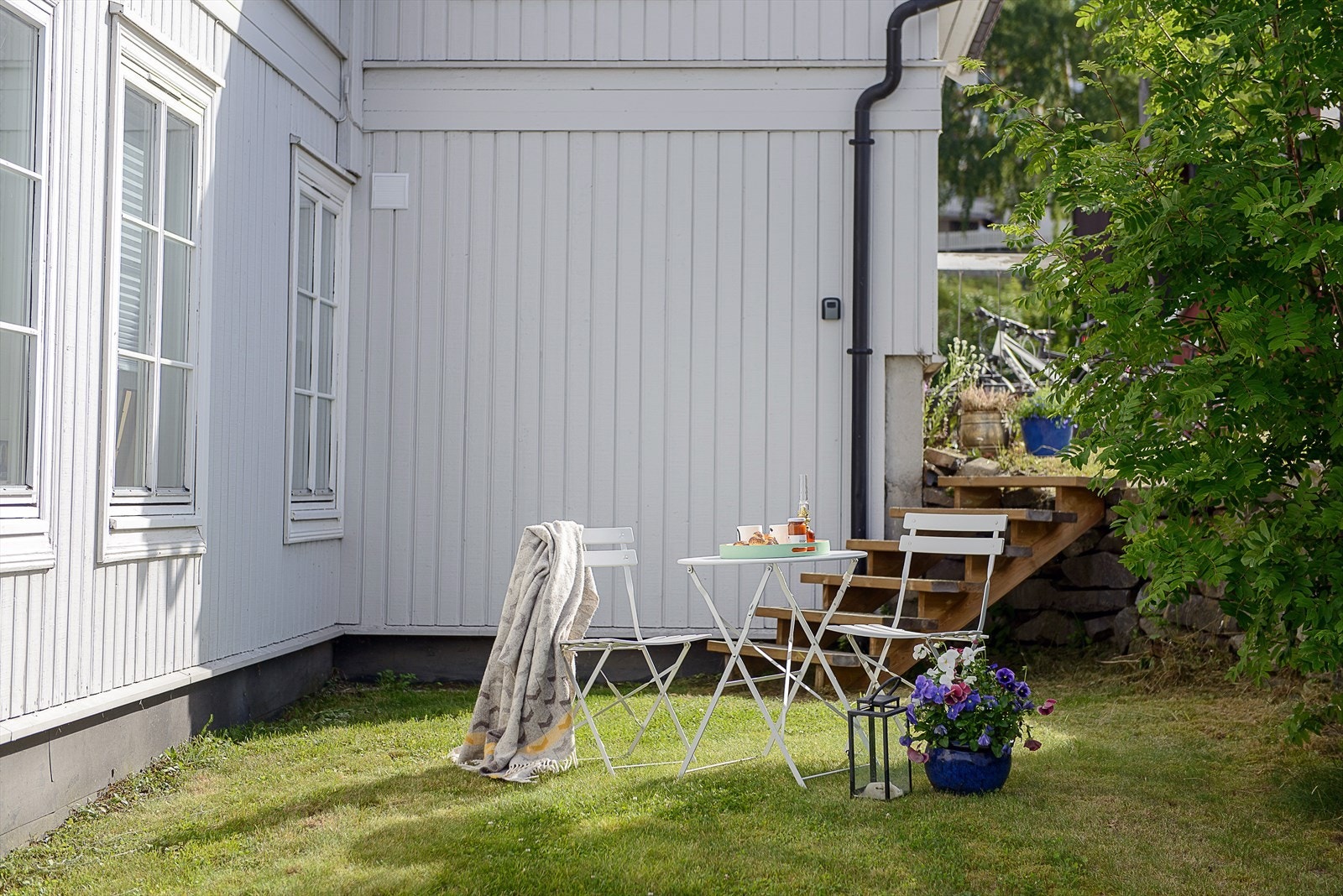 Plass til flere sittegrupper i hagen. Galleribilde