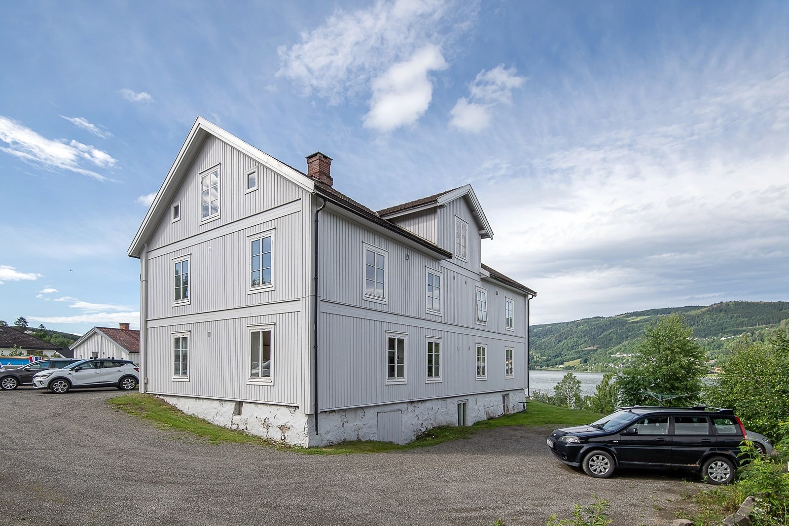 Leilighetsbygg med totalt 8 leiligheter samt lagringsplass i kjeller og loft. Galleribilde