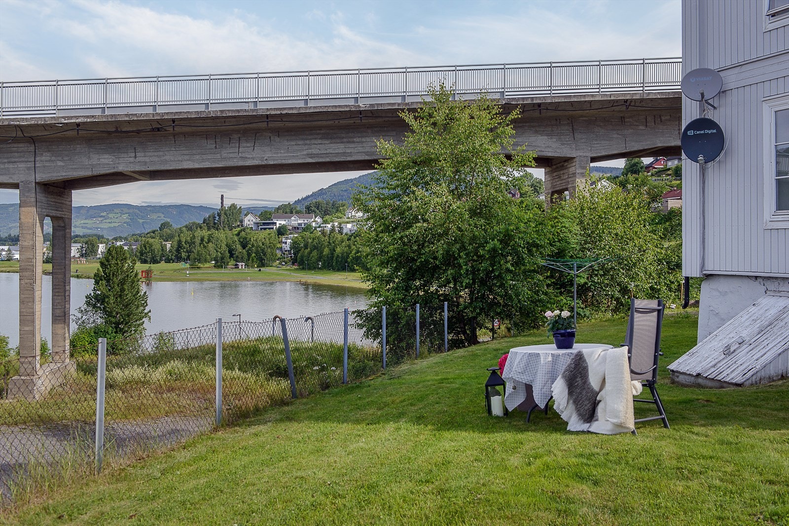 Eiendommen ligger inntil Vingnesbrua som er stengt for biltrafikk. Galleribilde