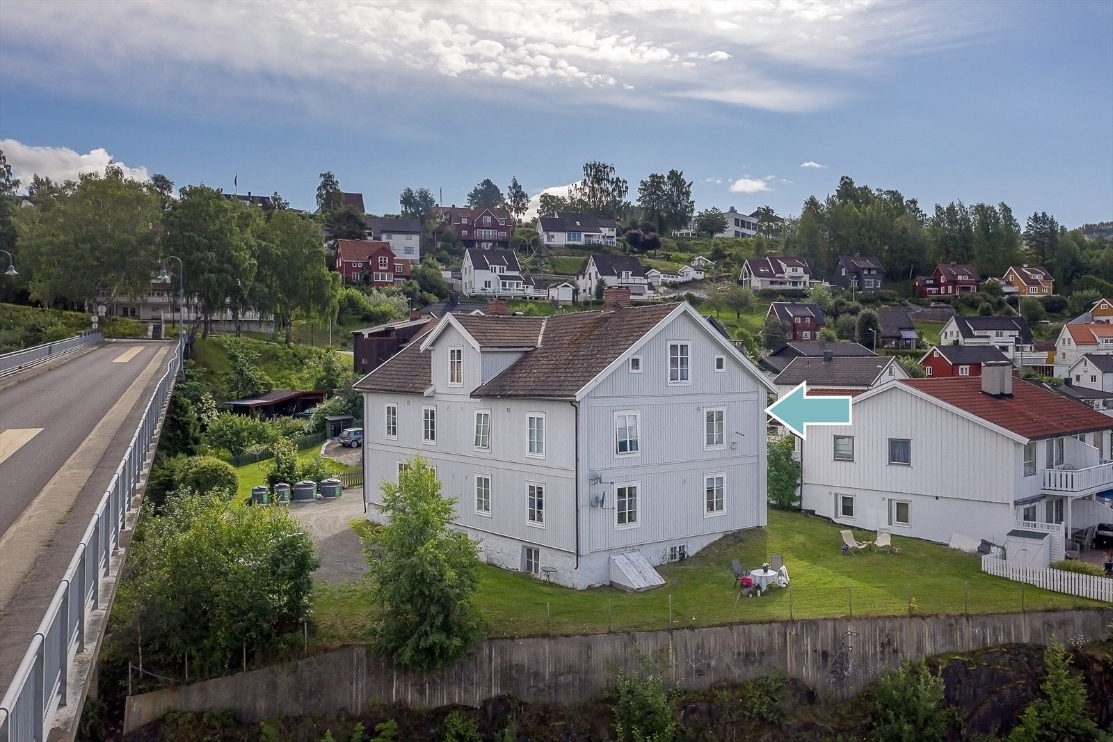 Leiligheten ligger i byggets 2. etasje med flott utsikt til Mjøsa. Galleribilde