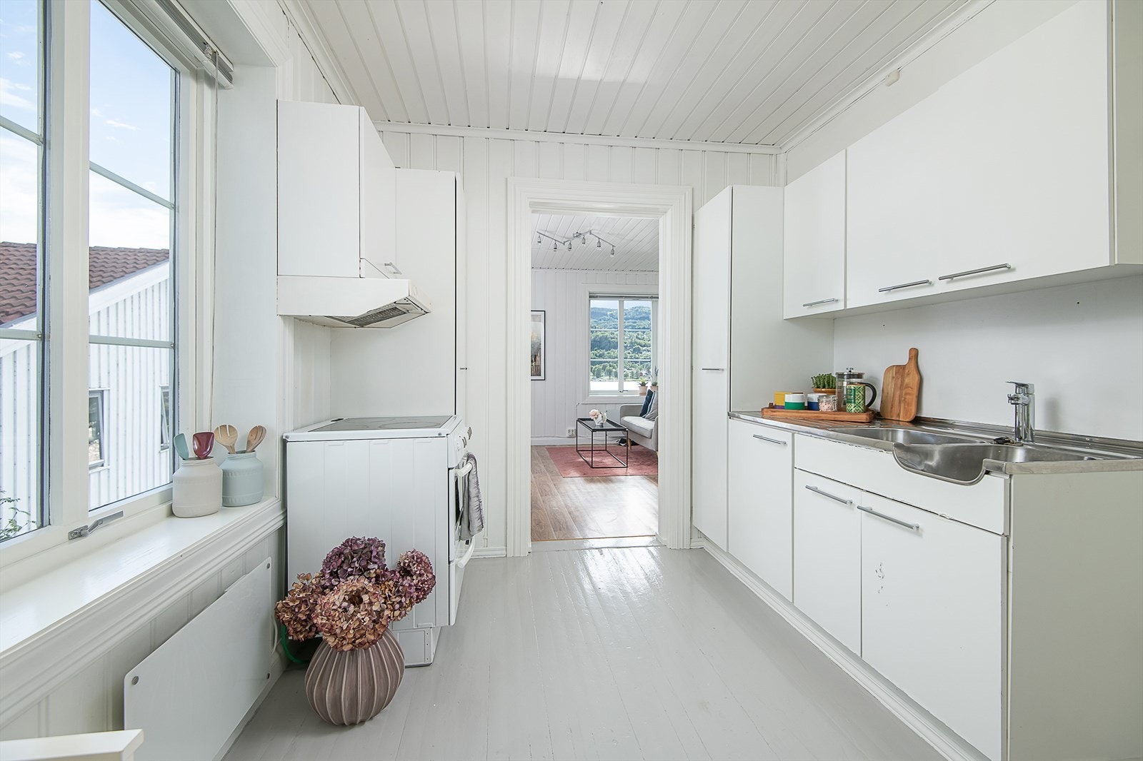 Kjøkken med plass til frittstående hvitevarer Galleribilde