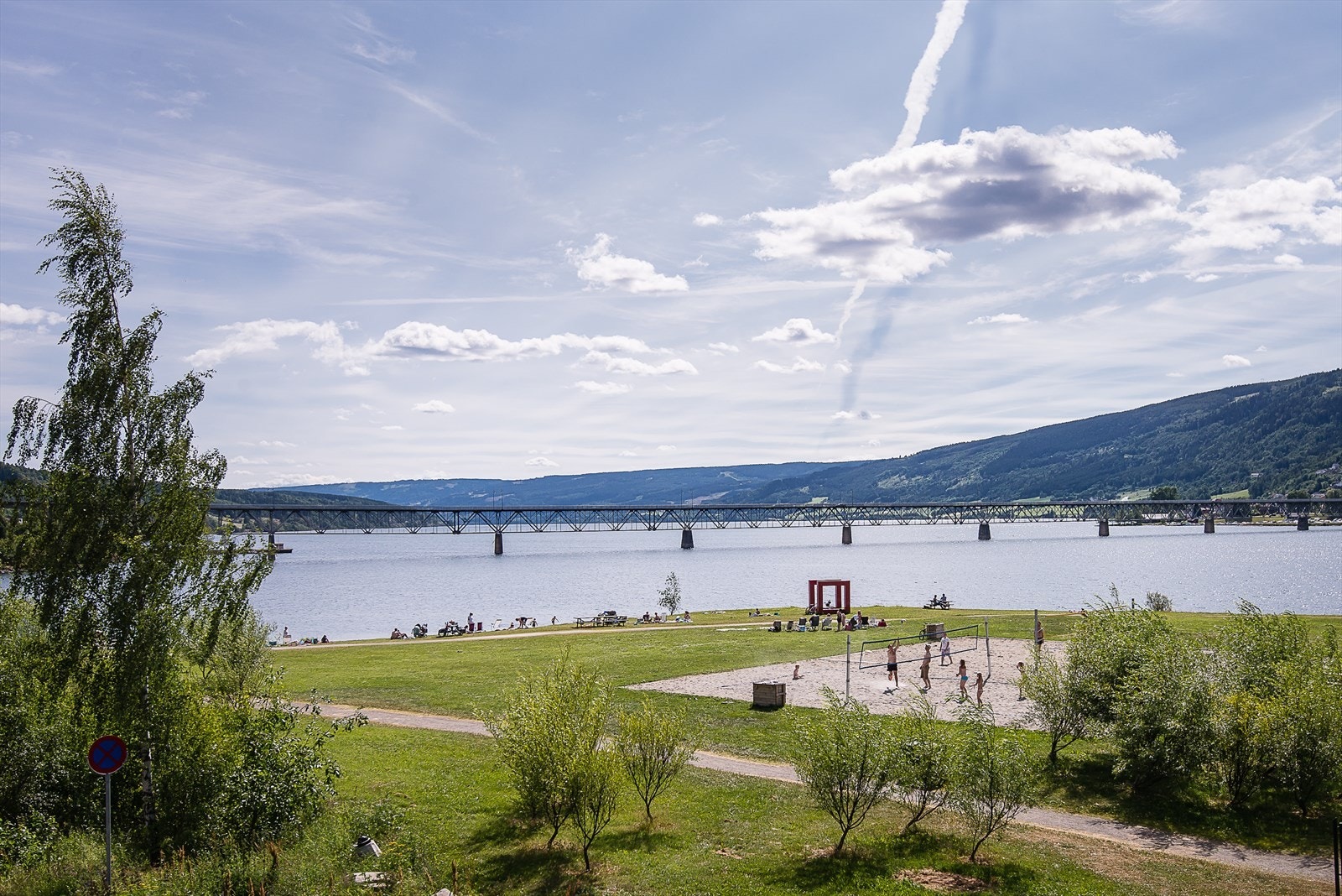 Strandpromenaden med volleyballbane, badestrand, fotballbane, treningsapparater og skatepark. Galleribilde