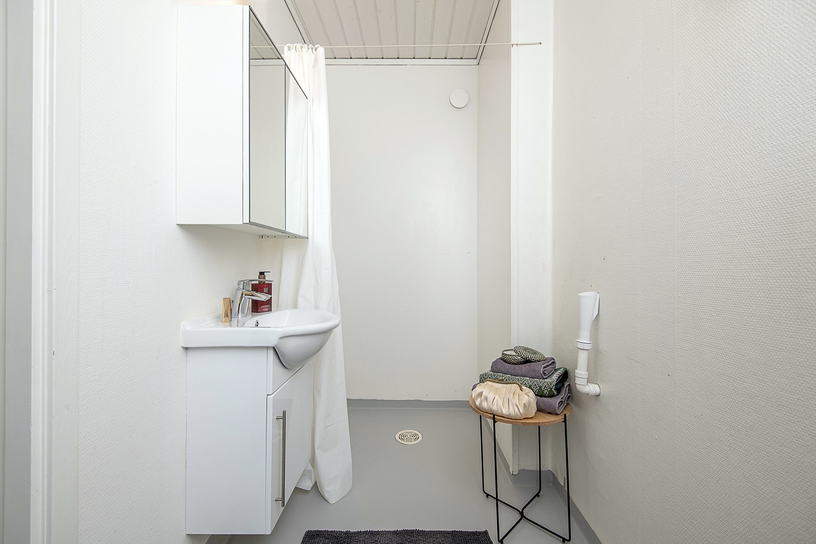 Bad med opplegg for vaskemaskin. Det er satt inn dusjkabinett etter bildet er tatt. Galleribilde