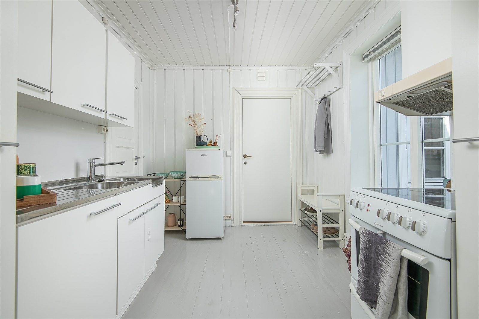 Plass til å henge av seg yttertøy på kjøkken. Galleribilde