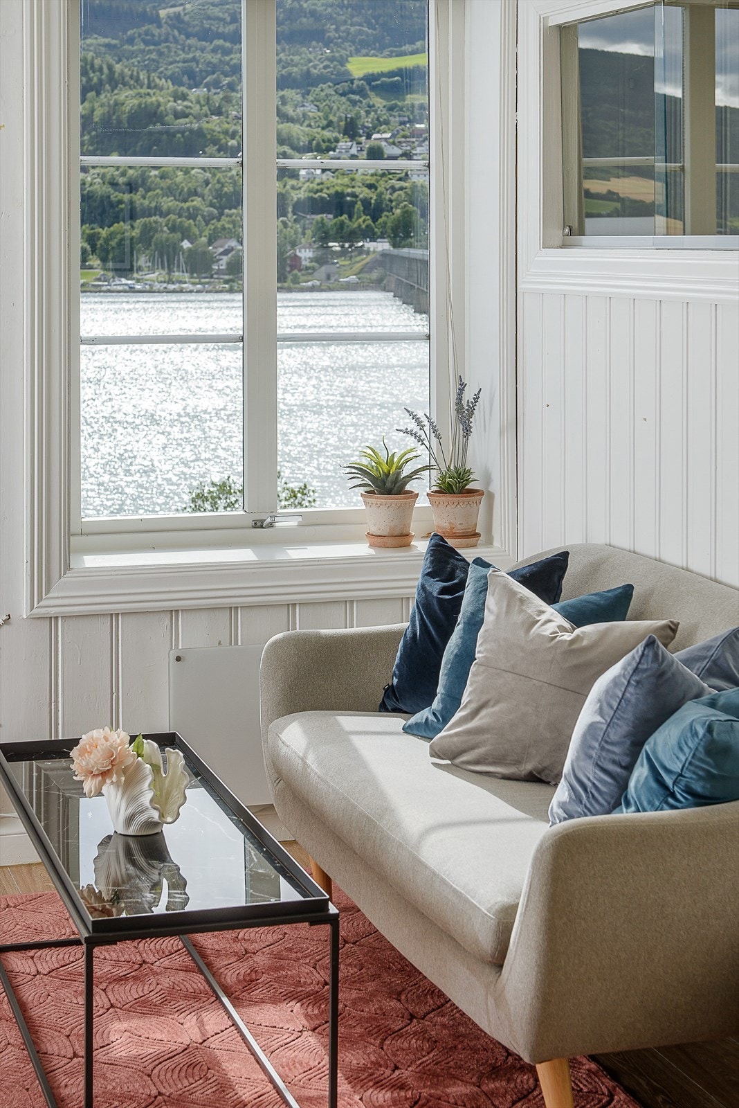 Fra sofakroken kan man nyte den flotte utsikten over Mjøsa. Galleribilde