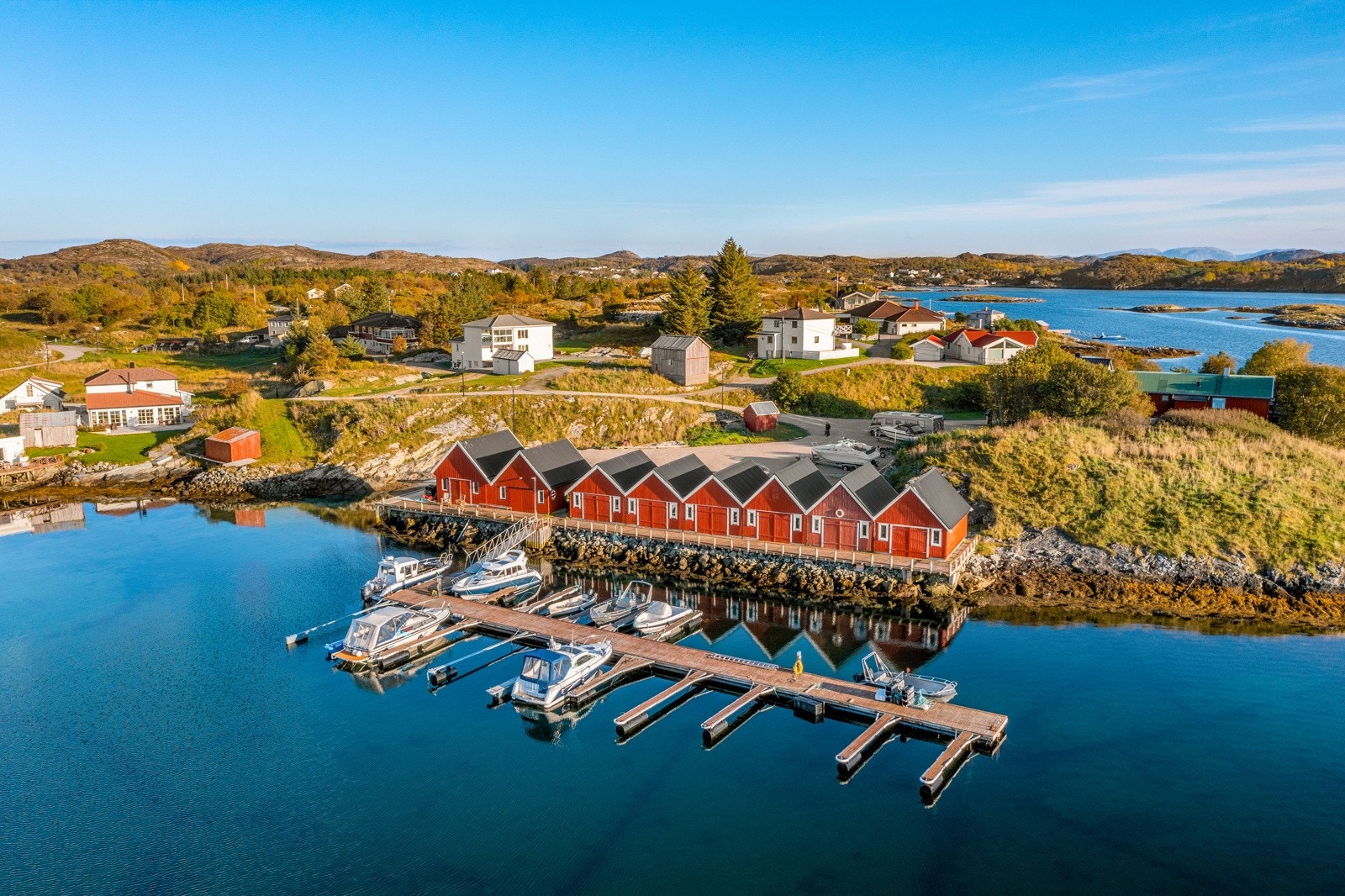 Mulighet for båtplass og naust. Galleribilde