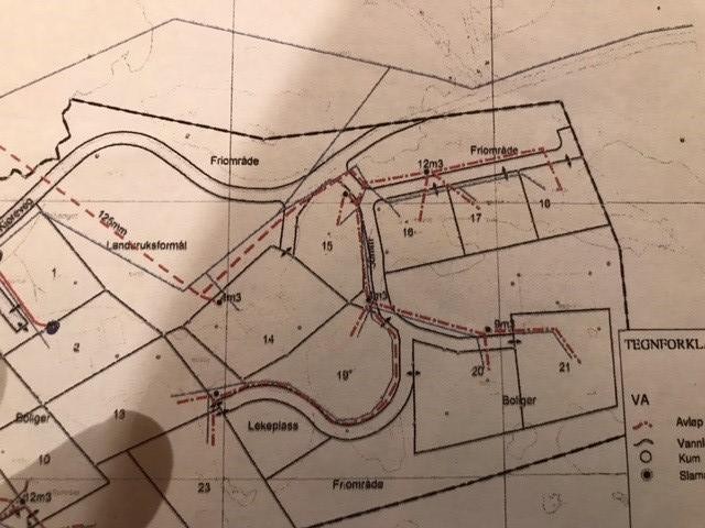 Kartet viser all infrastruktur til tomtene med adkomstvei. Vann, avvløp og el. Vann og avløp og el er lagt fram Galleribilde