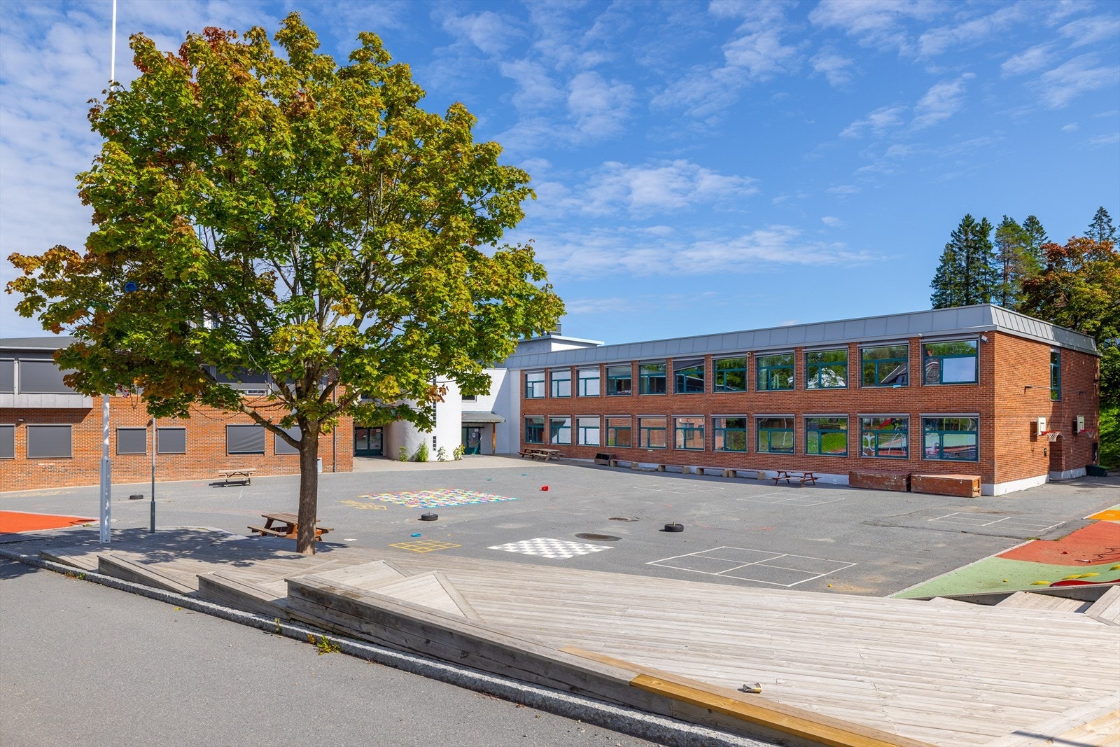 Mellom-Nes barneskole. Galleribilde