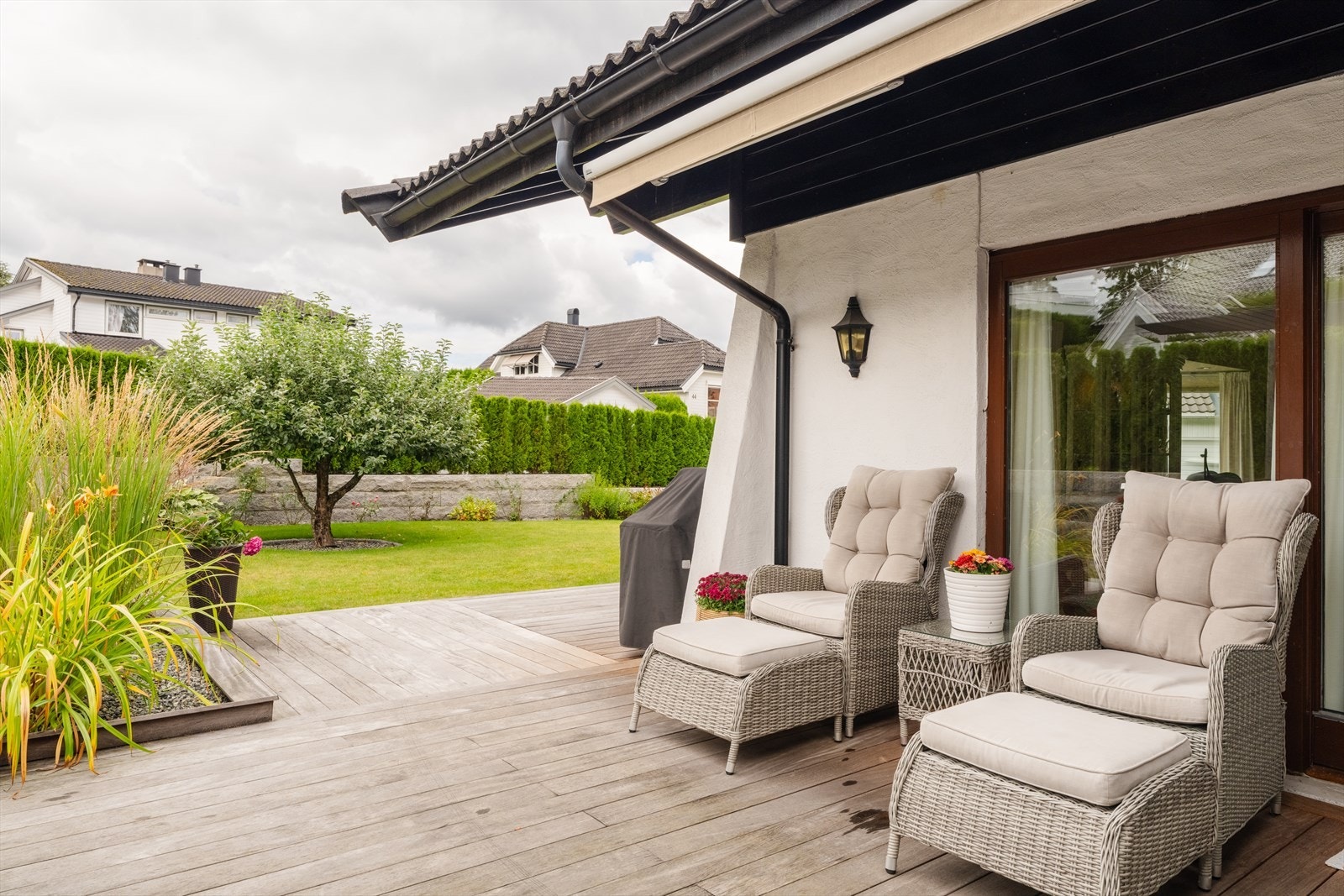 Det er flere støttemurer i granitt som bidrar til både funksjon og estetikk. Galleribilde